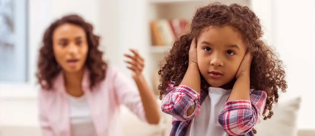 لا تُدمر شخصية طفلك في المستقبل - 5 تصرفات وعبارات تجنب قولها!