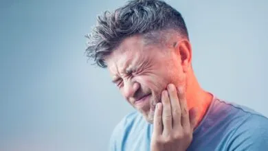 5 أسرع طرق لتخفيف ألم الأسنان الحساسة: وداعًا للألم المزعج!